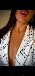 Зара  — проститутка с большой грудью